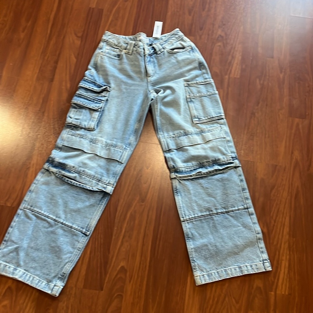 Garage NWT super cute Jean.  Size 3/26. Detailed pockets.  Low rise wide cargo